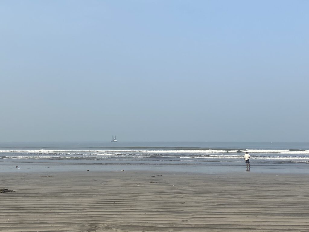 This picture shows a still of the beach I frequently spend time at back in Mumbai. 